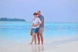 glückliches junges Paar viel Spaß am Strand foto