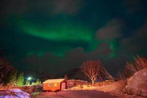 Aurora Borealis grüne Nordlichter über Bergen foto