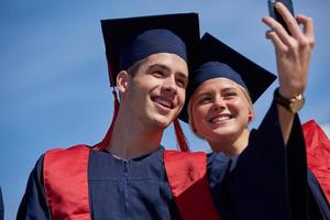 studentengruppe in absolventen, die selfie machen foto