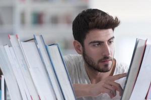 Schülerstudium in der Schulbibliothek foto