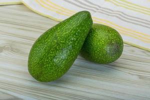 Avocado auf hölzernem Hintergrund foto