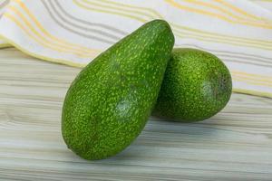 Avocado auf hölzernem Hintergrund foto