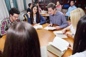 glückliche Teenagergruppe in der Schule foto