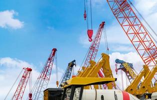 Raupenkran gegen blauen Himmel. Immobilienwirtschaft. roter raupenkran verwendet rollenhebegeräte auf der baustelle. Kran zu mieten am Parkplatz. Kranhandel für Bauunternehmen. foto