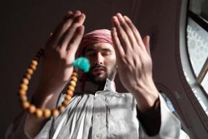 muslimisches gebet in der moschee in namaz verehrung allah foto