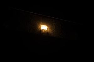 Lampe im Dunkeln. Lichtquelle. elektrisches Leuchten. foto