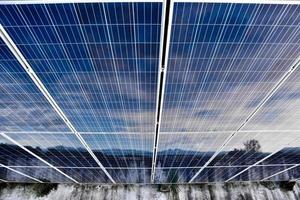 photovoltaikpanel, neue technologie zum speichern und nutzen der energie aus der natur mit menschlichem leben, nachhaltiger energie und umweltfreundlichem konzept. foto