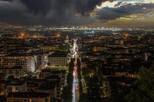 bergamo abends beleuchtet foto