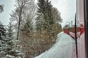 Roter Zug im Schnee in den Schweizer Alpen foto