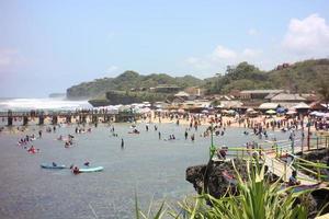 die schönheit von drini beach in yogyakarta, indonesien. foto