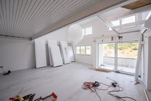 Schweden, 2022 - Innentüren in einer neuen Wohnung gestapelt foto
