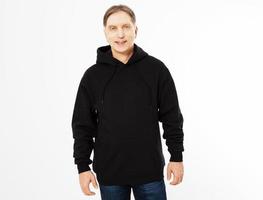 glücklicher Mann in einem schwarzen Hoodie isoliert auf weißem Hintergrund Mock-up - Vorderansicht foto