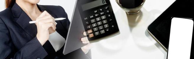 Geschäftsbuchhaltungskonzept, Geschäftsmann, der Taschenrechner mit Computerlaptop, Budget und Kreditpapier im Büro verwendet. foto