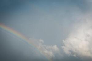 Regenbogen in den Wolken foto