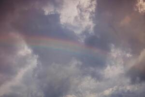 Regenbogen in Wolken foto