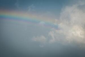 Regenbogen in den Wolken foto