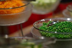 Blick auf das Essen vom Buffet foto