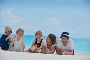 glückliche Familie im Urlaub foto