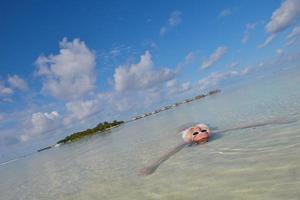 glückliche frau genießt die sommerzeit foto