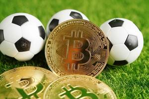 Gold-Bitcoin mit Fußball oder Fußball, Kryptowährung, die bei Online-Sportwetten verwendet wird. foto