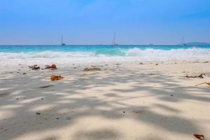 weicher fokus, welle des blauen ozeans am strand mit blauem himmel heller tag. foto