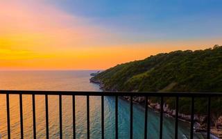 blick auf den sonnenuntergang auf dem balkon, dämmerungshimmel schön im meer auf naturhintergrund foto