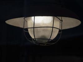 alte lampe isoliert auf schwarz foto