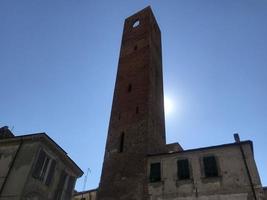 noli mittelalterliches dorf in ligurien italien turm foto