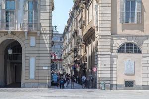 turin, italien - 17. juni 2017 - tourist auf der piazza castello an einem sonnigen tag foto