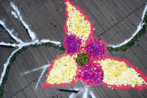Blütenblatt- und Blumenteppich für Fronleichnamsfeier foto