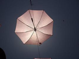 grasse frankreich rosa regenschirme straße foto