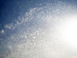 Wassertropfen sprühen Detail auf Sonnenhintergrund foto