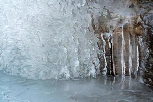 gefrorener bach kleiner wasserfall im winter foto