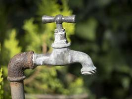 altes Wasserhahn-Eisenhahn-Detailmakro foto