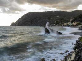 monterosso cinque terre malerischer dorfstrand foto