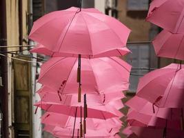 grasse frankreich rosa regenschirme straße foto