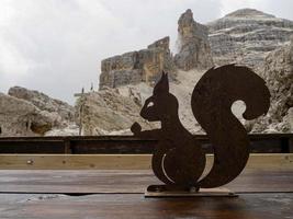 Eichhörnchen-Silhouette im Tofane-Dolomiten-Gebirgspanorama foto