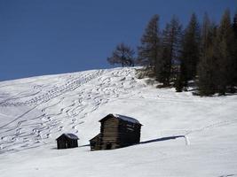 dolomiten schneepanorama holzhütte gadertal armentara foto