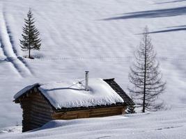 dolomiten schneepanorama holzhütte gadertal armentara foto