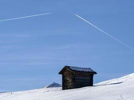 dolomiten schneepanorama holzhütte gadertal armentara foto