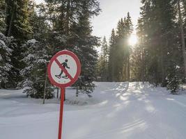 keine schneeschuhe menschen passieren dolomiten schneepanorama gadertal armentarola foto