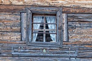 altes Holz Berghütte Hüttenfenster foto