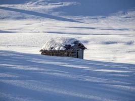 dolomiten schneepanorama holzhütte gadertal armentara foto