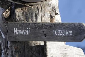 hawaii entfernung holzschild auf totem baum foto