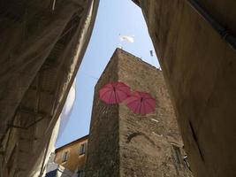 grasse frankreich rosa regenschirme straße foto