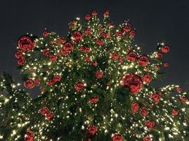 Christbaumschmuck mit roten Kugeln auf dem Straßenmarkt foto