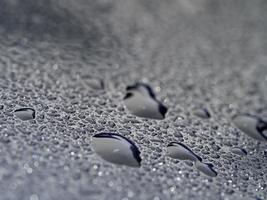 Regentropfen auf blauem Metall Nahaufnahme Makro foto