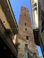 noli mittelalterliches dorf in ligurien italien turm foto