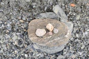 Stein balanciert am Strand foto