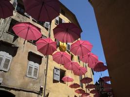 grasse frankreich rosa regenschirme straße foto